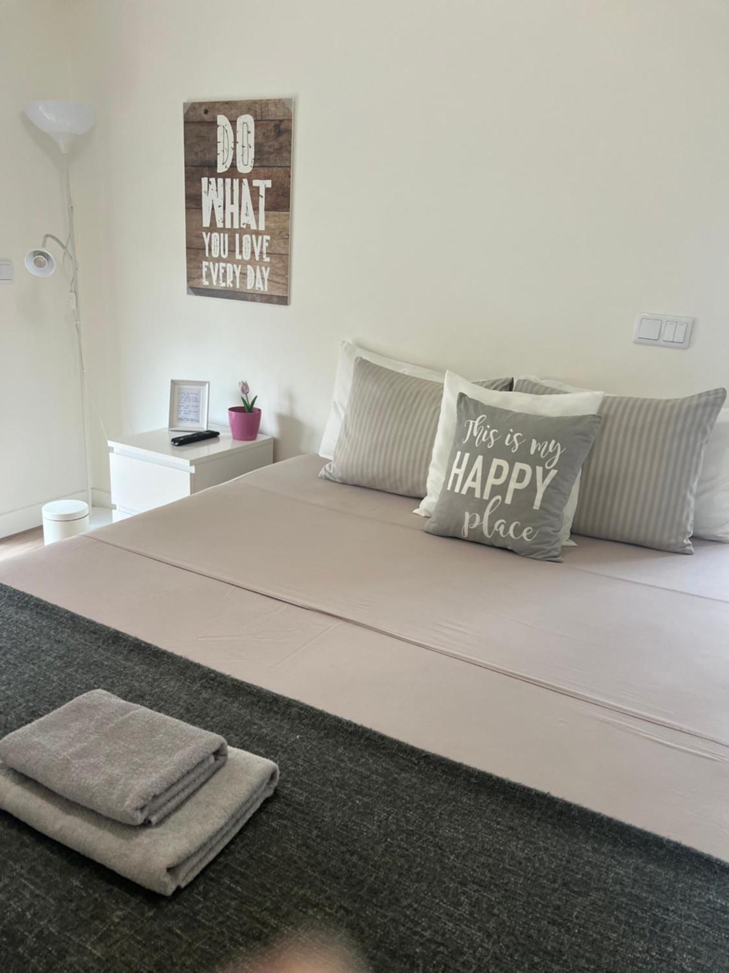 Modern Double Room With Private Balcony Монтижу Экстерьер фото