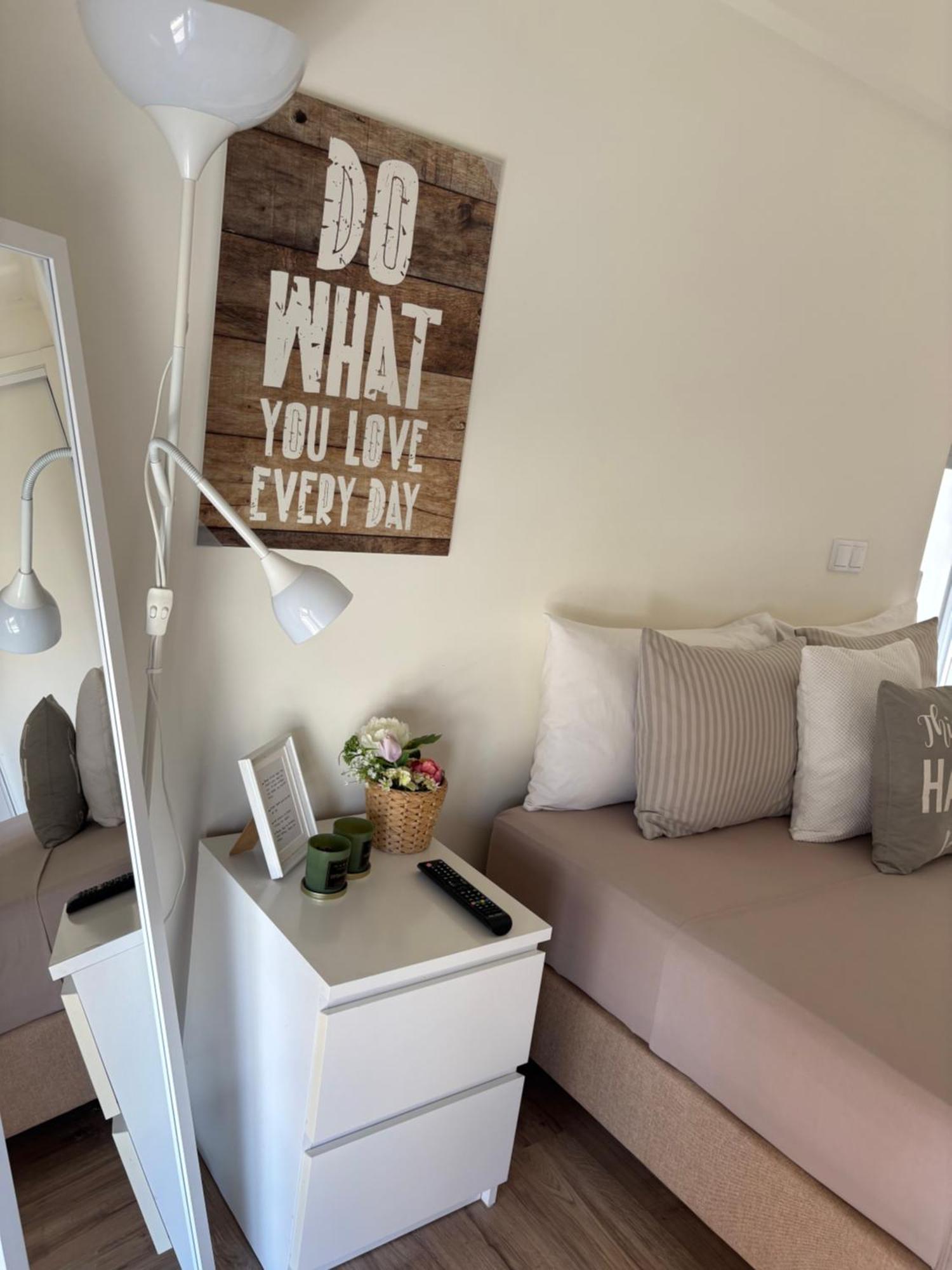 Modern Double Room With Private Balcony Монтижу Экстерьер фото